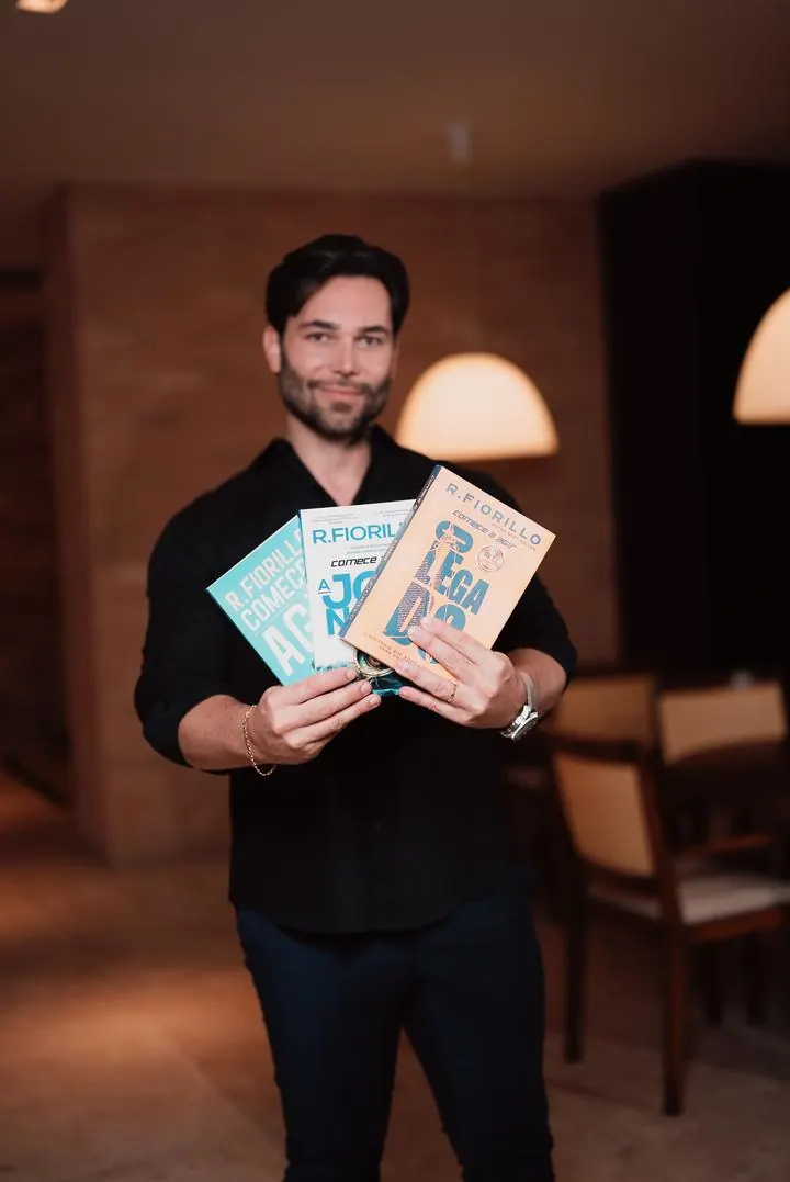 Ricardo Fiorillo com os livros da série Comece a Agir